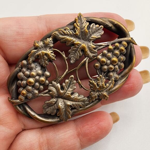 Antique Victorian Grapevine Brooch Brass Repoussé C Clasp Grape Leaf Pin c. 1900 - Picture 7 of 8